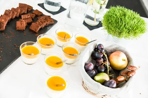 Mango krema ve çikolata kek büfesi masada