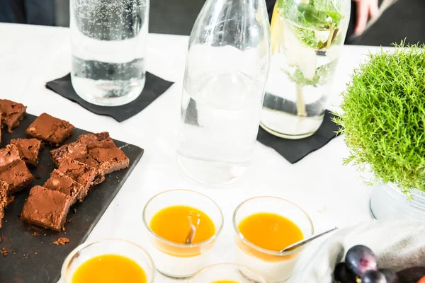 Mango krema ve çikolata kek büfesi masada