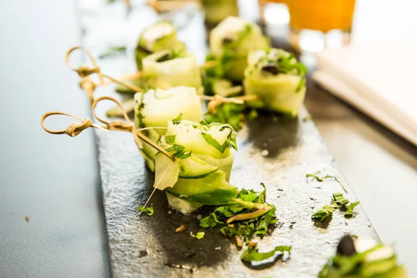 Salatalık, beyaz peynir ve siyah zeytin rulo kayrak yemek tepsisi