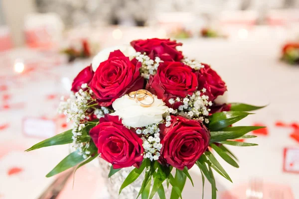 Trauringe Auf Weißen Und Roten Rosen Brautstrauß — Stockfoto