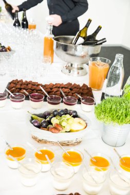 Şarap arka planda hizmet veren adamla büfesi masada yemek tatlılar