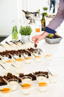 Adam beyaz masa örtüsü ile büfe tablo çikolatalı Brownie Taking