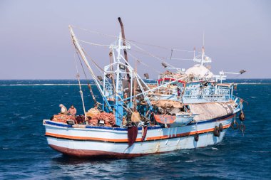 Eski ve paslı Mısır balıkçı teknesi Kızıldeniz