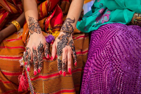 Preto Marrom Henna Mãos Desenhos Mulheres Para Cerimônia Casamento Africano — Fotografia de Stock