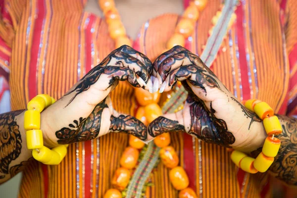 Mulher Africana Fazendo Uma Forma Coração Com Mãos Pintadas Henna — Fotografia de Stock