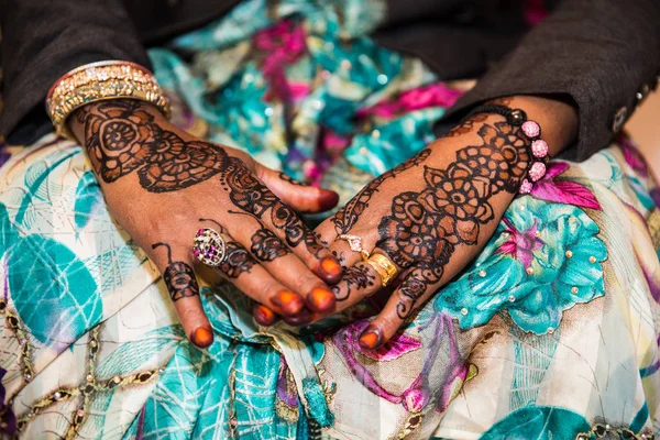 Hennè Nero Marrone Disegni Sulle Donne Cerimonia Nozze Africana Con — Foto Stock