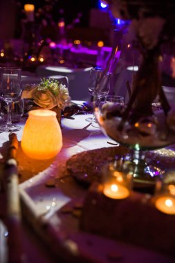 Düğün masa dekorasyonu mum içinde ahşap ve aydınlatma pembe