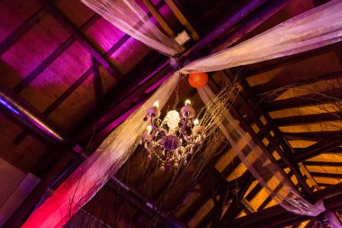 Avize ve tül düğün aydınlatma asılı