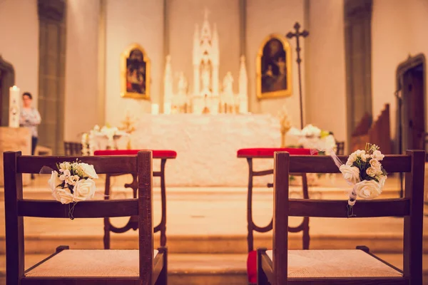 Chiesa Cattolica Romana Illuminata Con Vetrate — Foto Stock