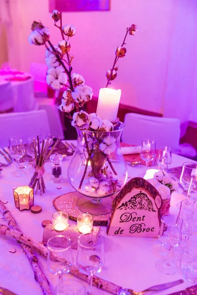 Украшение Свадебного Стола Дерева Свечах Фиолетовом Освещении — стоковое фото