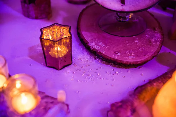 Снігові Пластівці Прикраса Весільного Столу Свічкою Фіолетовому Освітленні — стокове фото