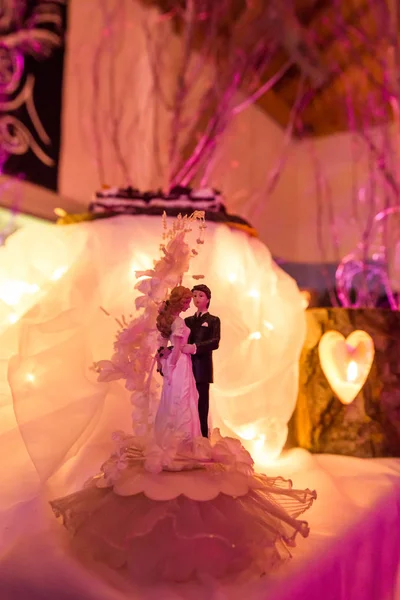 Bruden Brudgummen Bröllopstårta Dekoration Med Levande Ljus — Stockfoto