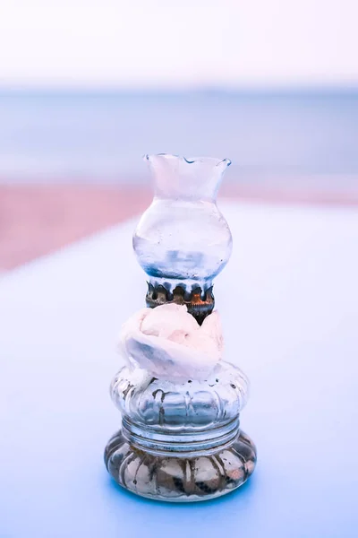 Старі Скла Лампади Паперовою Серветкою Синій Таблиці Грецькому Пляжі Заході — стокове фото