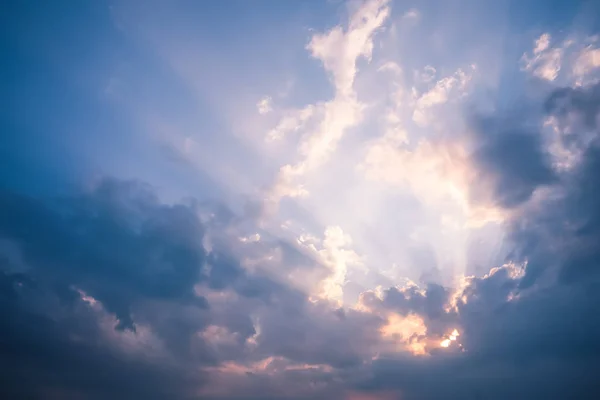 Ουράνια Ακτίνες Φωτός Διάτρηση Μέσα Από Σύννεφα Πάνω Από Την — Φωτογραφία Αρχείου