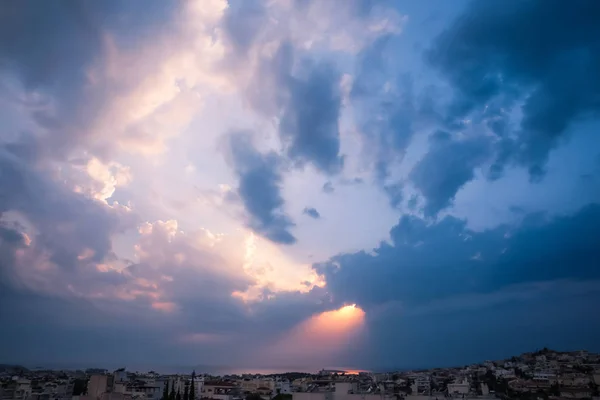 Rayos Luz Celestiales Atravesando Las Nubes Sobre Mar Griego — Foto de Stock