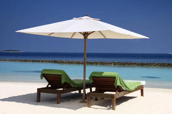 Maldiviska Island Resort Beach Säten Och Stilla Havet — Stockfoto