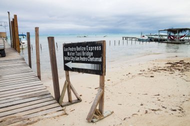 San Pedro Belize Express deniz taksi işareti Sandy kıyısında