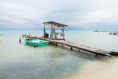 Küçük tekne, mesajlar, Şamandıralar ve bulutlu tropikal deniz demirleme