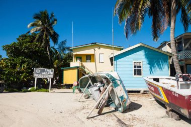 Tekneler ve palmiye ağaçları Caye Caulker polis merkezi önünde aşağı ters