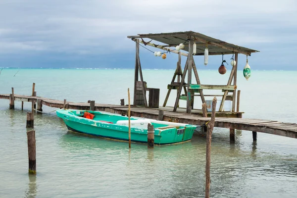 Kleines Boot Anlegestellen Bojen Und Bedecktes Tropisches Meer — Stockfoto