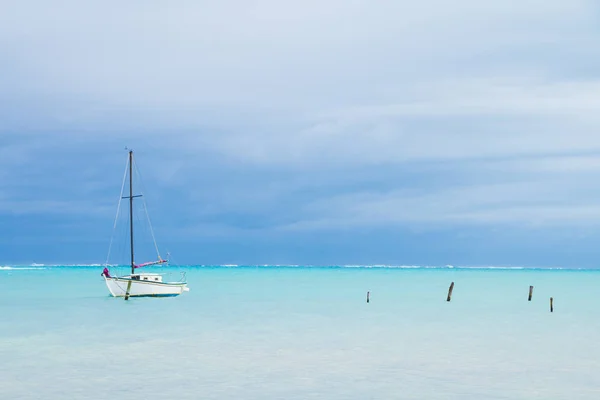 Маленькая Белая Лодка Причальные Столбы Пасмурное Карибское Море — стоковое фото