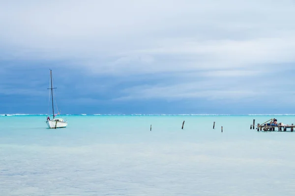 Kleines Weißes Boot Anlegestellen Und Bedecktes Karibisches Meer — Stockfoto