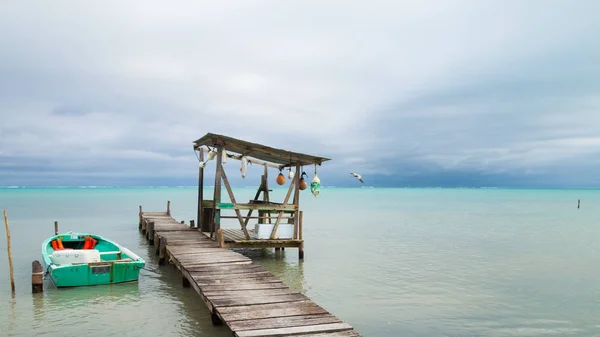 Маленька Човен Причальні Посад Буї Похмуро Тропічний Морський — стокове фото