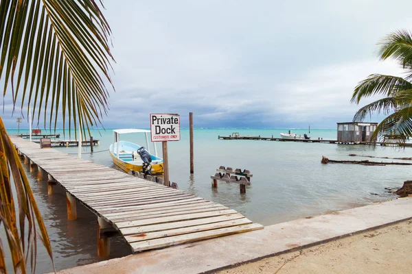 Barco Pequeño Postes Amarre Muelle Privado —  Fotos de Stock