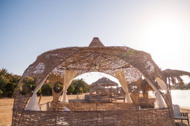 Sandy Beach Gazebo Mısır'daki sabah güneş ışığı