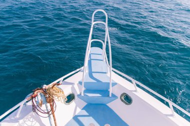 Beyaz ve mavi tekne yay ve Rusty çapa ve Blue Sea Pullpit