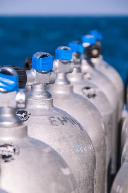 Mavi bant ve deniz içinde belgili tanımlık geçmiş ile tüplü dalış tankları