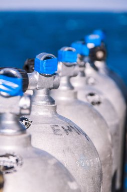 Mavi bant ve deniz içinde belgili tanımlık geçmiş ile tüplü dalış tankları