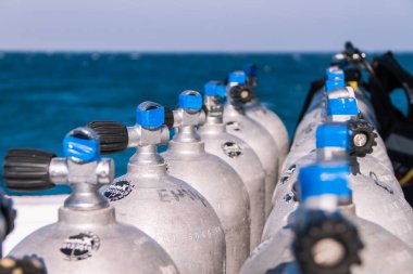 Mavi bant ve deniz içinde belgili tanımlık geçmiş ile tüplü dalış tankları