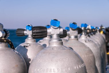 Mavi bant ve deniz içinde belgili tanımlık geçmiş ile tüplü dalış tankları