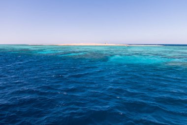 Turkuaz mavi su ve Mısır Kızıldeniz resifleri küçük tekne