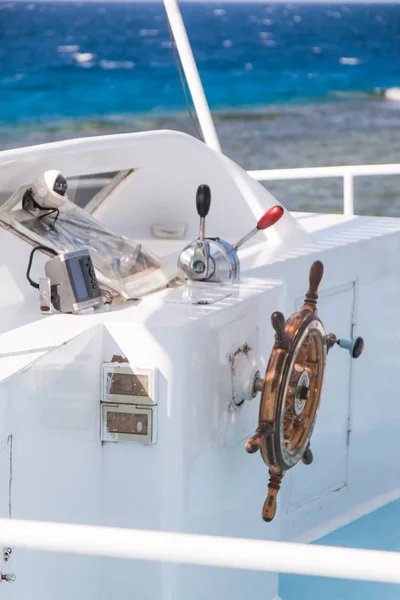 Barra Navegación Madera Barco Buceo Blanco Con Mar Rojo Fondo — Foto de Stock