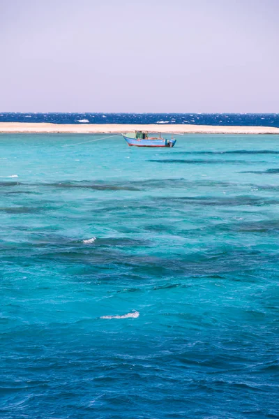 Бірюзові Сині Води Маленька Човен Рифи Червоного Моря Єгипетський — стокове фото