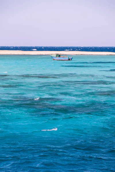 Agua Azul Turquesa Barco Pequeño Arrecifes Del Mar Rojo Egipcio — Foto de Stock