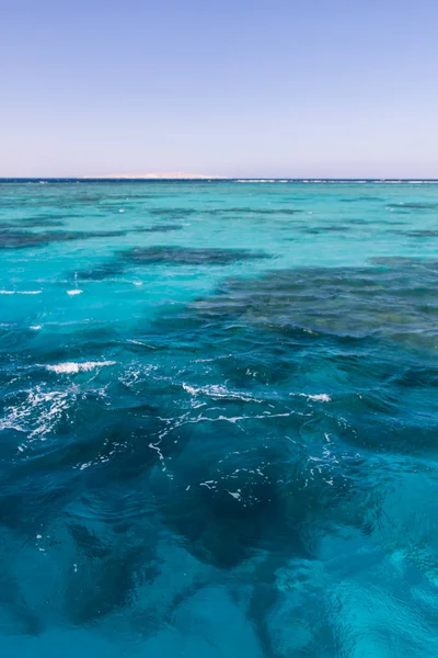 Agua Azul Turquesa Barco Pequeño Arrecifes Del Mar Rojo Egipcio — Foto de Stock