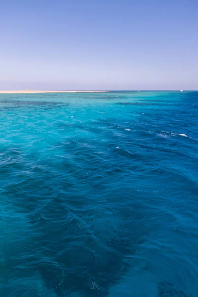 埃及红海珊瑚礁中的绿松石蓝水和小船 — 图库照片