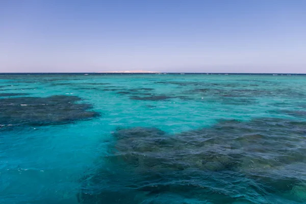 Agua Azul Turquesa Barco Pequeño Arrecifes Del Mar Rojo Egipcio — Foto de Stock