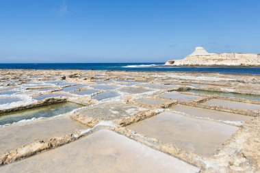 Gozo Adası doğal Salines ve kireçtaşı oluşumları