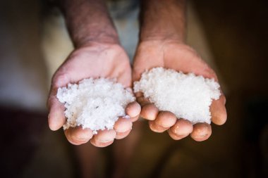 Onun elinde tuz Maker adam Holding doğal deniz tuzu