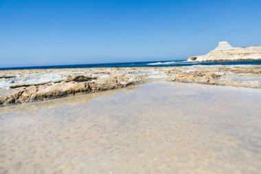 Gozo Adası doğal Salines ve kireçtaşı oluşumları