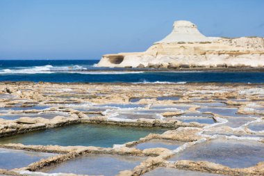 Gozo Adası doğal Salines ve kireçtaşı oluşumları