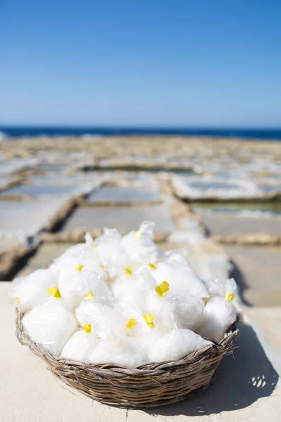 Gozo Naturligt Havssalt Korg Med Salines Och Blue Sea Bakgrunden — Stockfoto