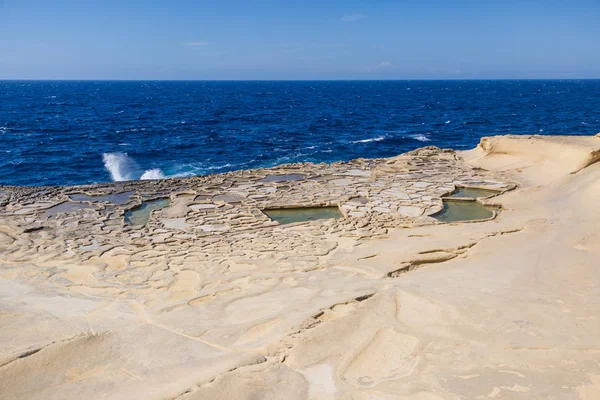 Olas Rompiendo Gozo Salinas Naturales Con Mar Mediterráneo Fondo — Foto de Stock