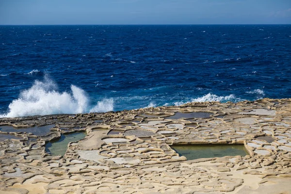 Olas Rompiendo Gozo Salinas Naturales Con Mar Mediterráneo Fondo — Foto de Stock