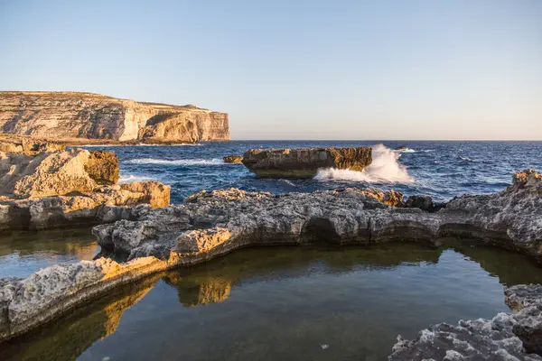 Mediterranean Sea Waves Crashing Gozo Island Limestone Cliffs — Stock Photo, Image