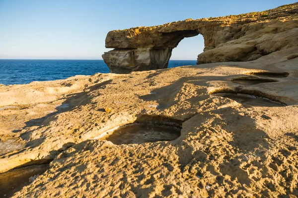 ゴゾ島のアズール ウィンドウ アーチと石灰岩の日の出 — ストック写真